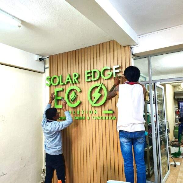 ປ້າຍໄຟອອກພື້ນຫຼັງ ຮ້ານ Solar Edge - Image 3