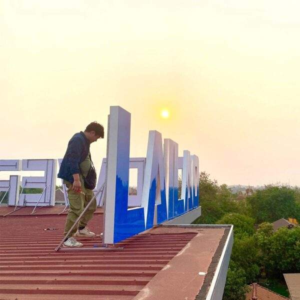 ຕິດຕັ້ງປ້າຍໄຟບໍລິສັດ Lailao