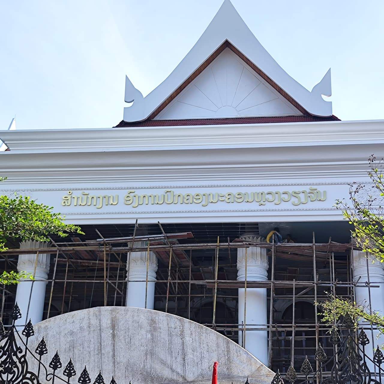 ປ້າຍສະເເຕນເລດສີທອງ